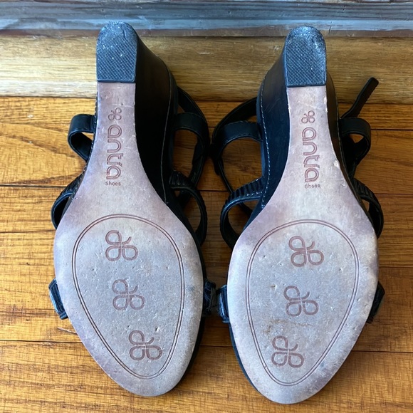 Antía Black Leather Wedge Sandals - Picture 8 of 10